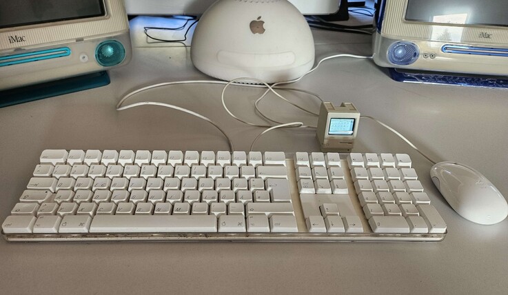 A Pico Mac Nano a Apple billentyűzettel és egérrel.