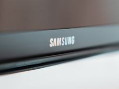 A Samsung TV szolgáltatással kapcsolatos probléma úgy tűnik, hogy egy közös háttértár vagy felhőalapú infrastruktúra hibájából ered, bár a vállalat még nem adott ki hivatalos nyilatkozatot. A képen - a Samsung logója egy tévén. (Kép forrása: Marcel Strauß on Unsplash)
