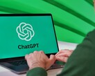 Egy laptopon gépelő személy, akinek a képernyőjén a ChatGPT logó látható