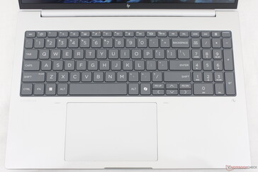 A betűtípus a tavalyi EliteBook 865 G10-hez képest most középre helyezett és sokkal nagyobb