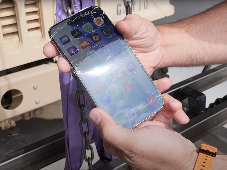 Az iPhone Air az extrém teszt során megrepedt és meghajlott, de továbbra is normálisan működött. (Kép forrása: JerryRigEverything a YouTube-on)