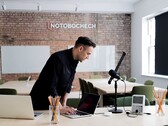 Szerzőnk egy fiktív Notebookcheck irodában (kép forrása: Vidu.com által generált kép)