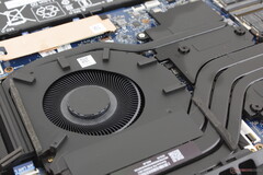 A nagy ~65 mm-es ventilátorok és a hosszú hőcsövek hozzájárulnak az Omen 17 viszonylag alacsony zajszintjéhez és hőmérsékletéhez (Kép forrása: Notebookcheck)