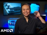 Jack Huynh, az AMD SVP és GM igazgatója egy Ryzen gaming CPU-t tart a kezében.