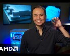 Jack Huynh, az AMD SVP és GM igazgatója egy Ryzen gaming CPU-t tart a kezében.