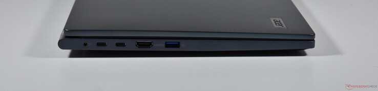balra: töltőcsatlakozó, 2x USB4, HDMI, USB A 3.2 Gen 1