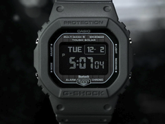 Közelkép a Casio G-Shock GW-BX5600-1A1 kijelzőjéről, sötét háttér előtt.