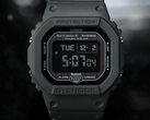 Közelkép a Casio G-Shock GW-BX5600-1A1 kijelzőjéről, sötét háttér előtt.