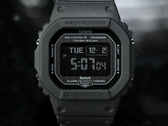 Közelkép a Casio G-Shock GW-BX5600-1A1 kijelzőjéről, sötét háttér előtt.