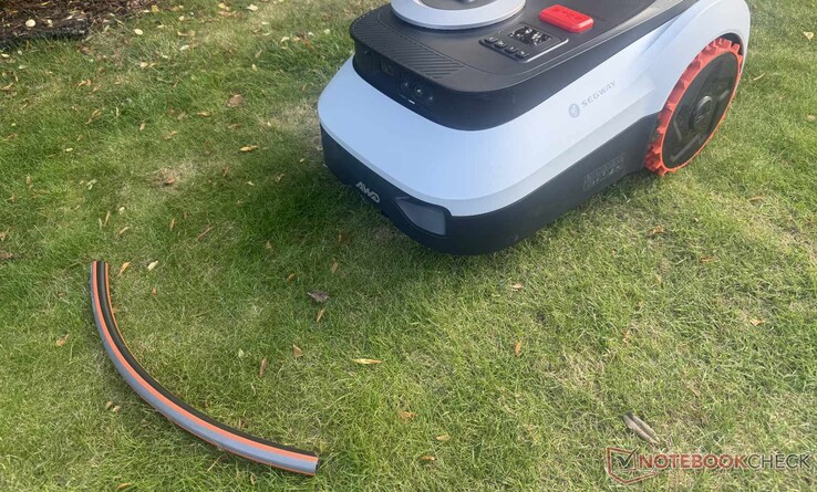 A Navimow i2 LiDAR Pro a tesztelés során megbízhatóan felismerte a kerti tömlődarabot.