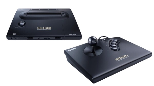 A NeoGeo AES+ egy vezetékes Arcade Stickkel kerül forgalomba.