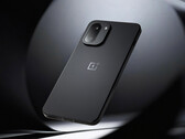 A OnePlus 15R december 17-én kerül globális forgalomba. A képen: a Snapdragon 8 Gen 5 telefon fekete színváltozata. (Kép forrása: OnePlus)