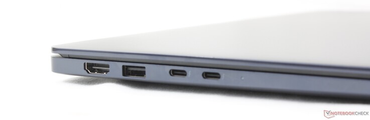 Bal oldalon: HDMI 2.1, USB-A 3.2 Gen. 1, 2x USB-C Thunderbolt 4 DisplayPort 2.1-el és Power Delivery-vel