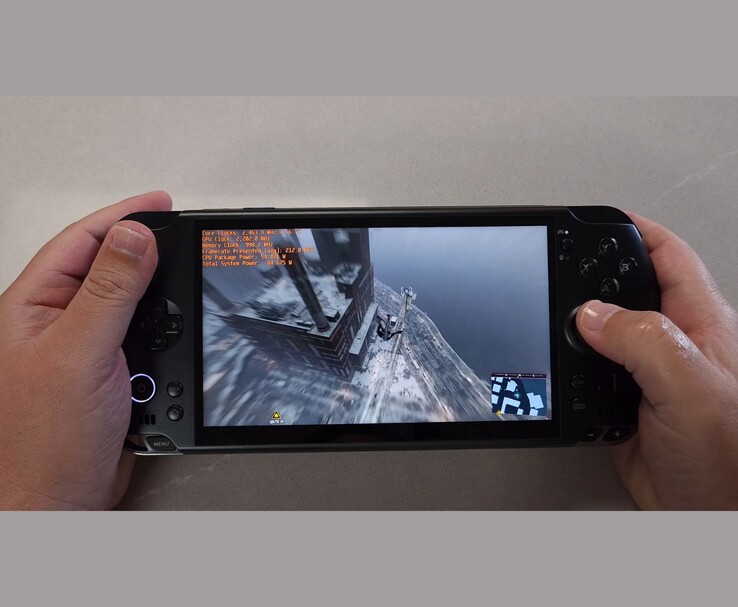 Közelkép a GPD Win 5 kéziszámítógépről, amelyen a Spider-Man fut, a képernyőn látható benchmark overlay. (Kép forrása: The Phawx via YouTube)