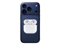 Nem hivatalos iPhone 17 Pro renderelés AirPods 4 készülékkel. (Kép forrása: @Skyfops on X and Apple, szerkesztve)