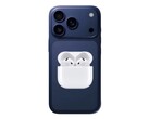 Nem hivatalos iPhone 17 Pro renderelés AirPods 4 készülékkel. (Kép forrása: @Skyfops on X and Apple, szerkesztve)