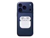 Nem hivatalos iPhone 17 Pro renderelés AirPods 4 készülékkel. (Kép forrása: @Skyfops on X and Apple, szerkesztve)