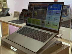 Az Aspire Go 15 2026 könnyű és vékony kialakítású. A képen a laptop oldalnézetben.