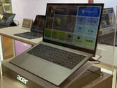 Az Aspire Go 15 2026 könnyű és vékony kialakítású. A képen a laptop oldalnézetben.