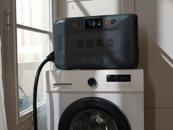 A Bluetti Apex 300 hordozható erőmű képes nagy teljesítményű eszközök, például mosógépek energiaellátására (Kép forrása: Bluetti)