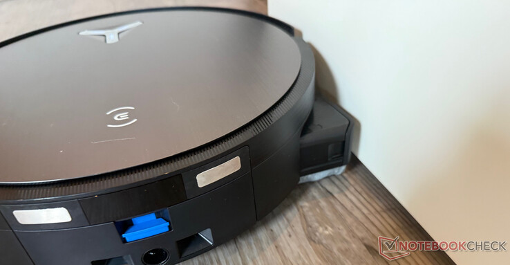 A kihúzható görgőnek köszönhetően a Deebot X11 OmniCyclone nem csak alaposan, hanem szinte perem nélkül is töröl