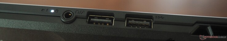 Jobb oldal: 3,5 mm-es audio, USB-A 2.0, USB-A 3.2 Gen1