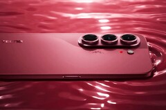 A Tecno Camon Slim 5G csak kissé vastagabb, mint az iPhone Air, de az akkumulátorának kapacitása majdnem kétszer akkora.