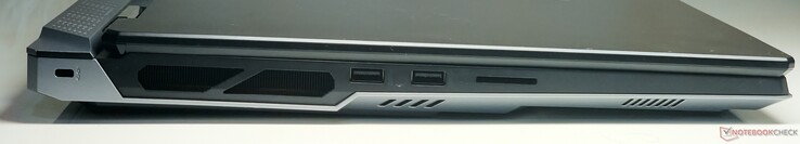 Balra: Kensington zár, 2x USB 3.2 Gen2 Type-A, SD kártyaolvasó