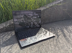 Az AMD ZenBook 14 OLED a szabadban