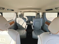 Egy Volkswagen ID.Buzz belseje kapitányi székkel (Kép forrása: Kirsten Alana)