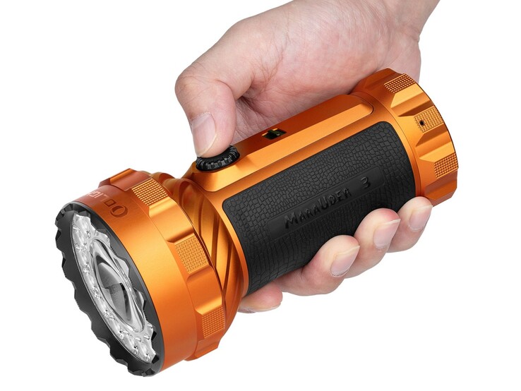 Az Olight Marauder 3 szilikonborítású markolattal rendelkezik.