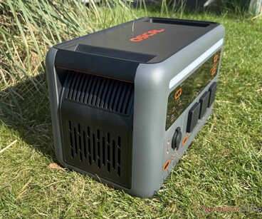A PowerStation mindkét oldalán található nagy fogantyúk megkönnyítik a körülbelül 15 kg-os készülék hordozását.