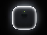 A 40 W-os töltő a Apple AirPods töltőházához hasonló kialakítású. A képen: egy promóciós kép, amely bepillantást nyújt az adapterbe.