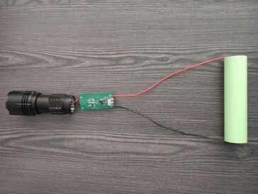 Ez a zseblámpa nátrium-ion akkumulátorral van felszerelve