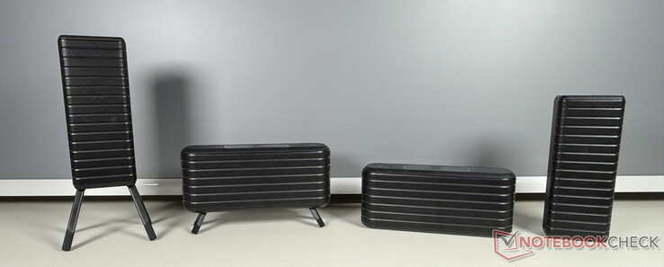 A négy külső hangszóró kihajtható lábakkal rendelkezik