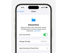 A Apple's iCloud Drive promóciós képe egy iPhone-on, fehér háttér előtt. (Kép forrása: Apple)