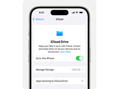A Apple's iCloud Drive promóciós képe egy iPhone-on, fehér háttér előtt. (Kép forrása: Apple)