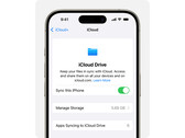 A Apple's iCloud Drive promóciós képe egy iPhone-on, fehér háttér előtt. (Kép forrása: Apple)