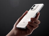 A Note 17 Pro Max 100 W-os gyorstöltést is támogat. A képen: a telefon hátulját bemutató promóciós kép.