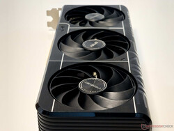 A Prime RTX 5080 OC háromszoros axiáltechnológiás ventilátorai teljesen leállnak üresjáratban