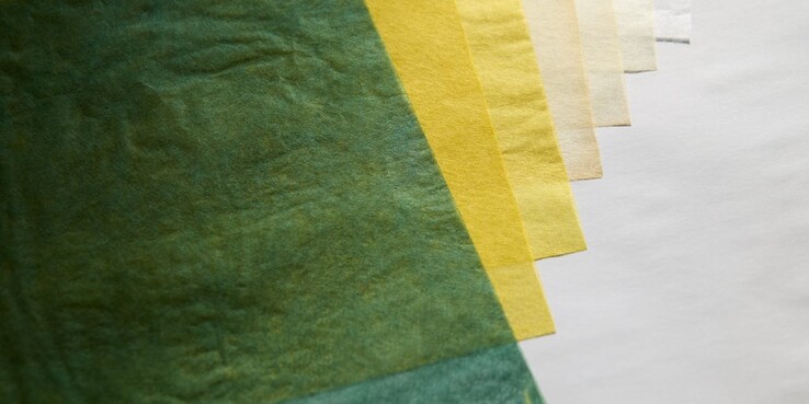 Japán washi-papír, csitose midorival, egy hagyományos japán zöld pigmenttel festve.