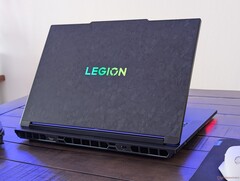 A Legion 9 18 oldalon található, előre telepített LegionSpace szoftverrel érdemes megismerkednie, hogy minden beállítása helyes legyen (Kép forrása: Notebookcheck)