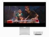 A képen az új M6 Mac mini látható egy Studio kijelző mellett. Valamilyen film fut éppen. 