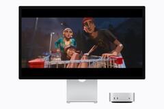 A képen az új M6 Mac mini látható egy Studio kijelző mellett. Valamilyen film fut éppen.
