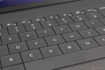 A billentyűmozgás és a visszajelzés sekélyebb és lágyabb, mint amilyet irodai vagy multimédiás célokra szeretnénk