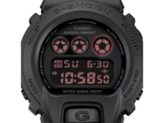 Az új Casio G-Shock x Montedio Yamagata kollab modell (a képen) piros színű, fordított LCD kijelzővel rendelkezik, a tiszta fehér LED háttérvilágítás mellett. (Kép forrása: Great G-Shock World)