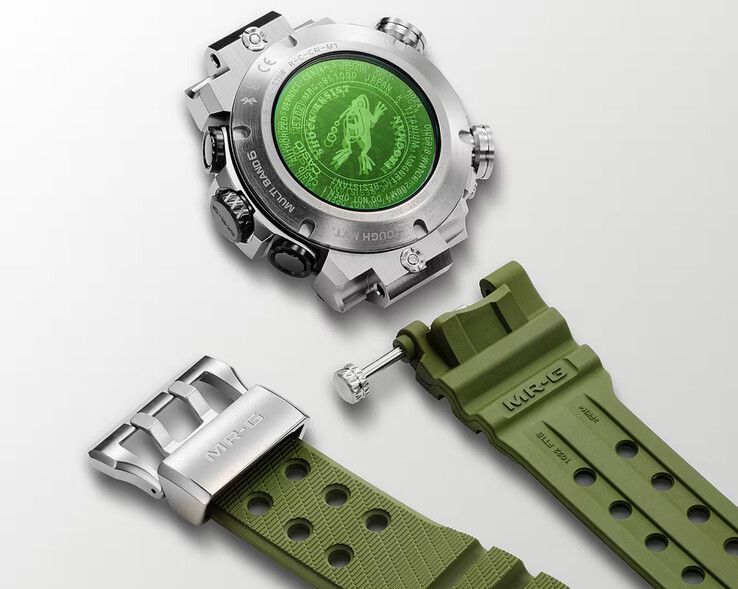 A Frogman MRG-BF1000RG titán csavaros hátlapjának közepén élénkzöld, gőzzel leválasztott zafírüveg található, valamint egy könnyen levehető, rugalmas és kényelmes viseletet biztosító fluorozott gumi karpánt. (Kép forrása: Casio)