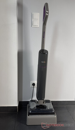 Az Eureka FloorShine 830 a töltő- és öntisztító állomásán.
