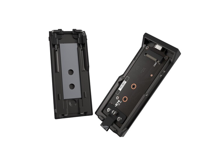 Az Asus ROG Strix Aiolos a belső hőszigetelő párna és az M.2 csatlakozó bemutatásával