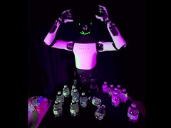 Tesla Optimus előtt esik az ősz. (Kép forrása: Decent_Cheesecake643/Reddit)